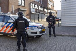 Zwaarbewapende agenten voor bedrijfspand in Beverwijk