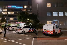 Twee gewonden bij steekincident voor Rode Kruis ziekenhuis