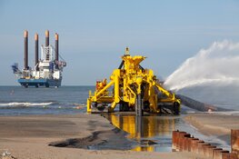 Zeekabels TenneT voor aansluiting Hollandse Kust (noord) en (west Alpha) liggen in bodem strand Heemskerk / Wijk aan Zee en bodem Noordzee