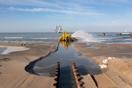 Zeekabels TenneT voor aansluiting Hollandse Kust (noord) en (west Alpha) liggen in bodem strand Heemskerk / Wijk aan Zee en bodem Noordzee