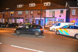 Auto eindigt tegen gevel van woning na aanrijding in Beverwijk