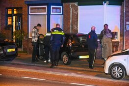 Auto eindigt tegen gevel van woning na aanrijding in Beverwijk