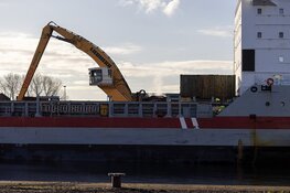 Kraan in de brand op schip in de haven aan de Zuiderkade in Beverwijk
