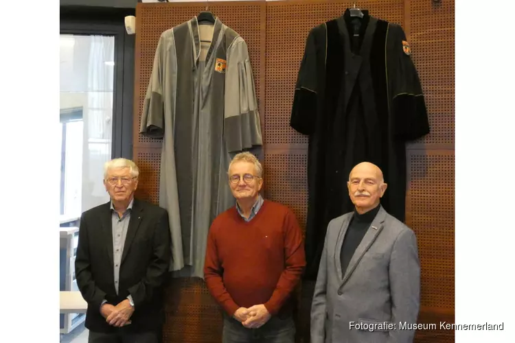 Gemeente schenkt trouwtoga’s aan Museum Kennemerland