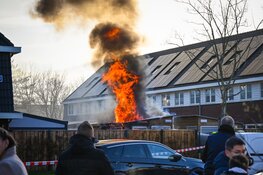 Uitslaande brand in schuur aan De Zanderijen in Beverwijk