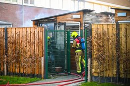 Uitslaande brand in schuur aan De Zanderijen in Beverwijk