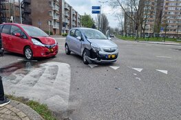 Twee auto`s botsen in Beverwijk