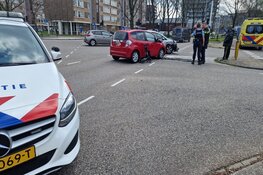 Twee auto`s botsen in Beverwijk