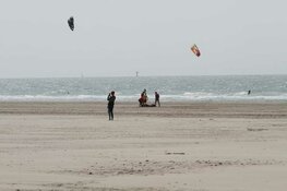 Kite-surfer raakt gewond op strand