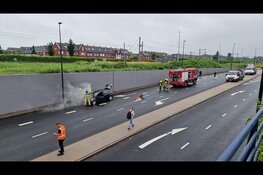 Auto vliegt tijdens het rijden in brand
