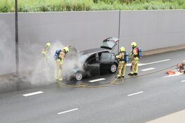 Auto vliegt tijdens het rijden in brand