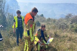 Brandweer met man en macht paraat bij flinke natuurbrand in Heemskerk