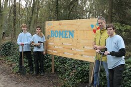 Skills VMBO plaatst bord voor Meer Bomen Nu