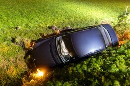 Auto van de weg geraakt op buitenweg in Beverwijk