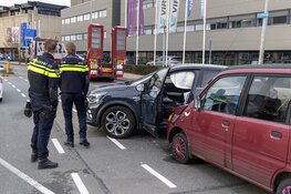 Twee auto's op elkaar gebotst op de Parallelweg in Beverwijk