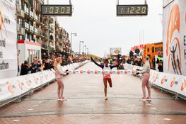 Lucas Nieuweboer zorgt na 18 jaar voor Nederlandse winst bij NN Egmond Halve Marathon