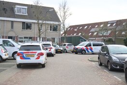 Politie met kogelwerende vesten in woonwijk Beverwijk