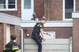 Politie met kogelwerende vesten in woonwijk Beverwijk