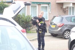 Politie met kogelwerende vesten in woonwijk Beverwijk