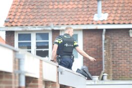 Politie met kogelwerende vesten in woonwijk Beverwijk