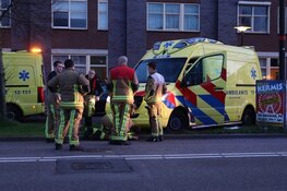 Ambulance raakt vast in berm in Beverwijk