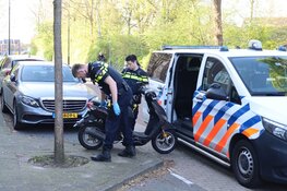 Aanrijding tussen scooter en auto; mes en scooter in beslag genomen