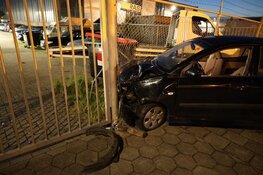 Auto tegen hek van autobedrijf gereden in Beverwijk