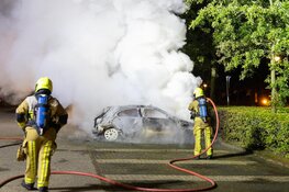 Auto in brand vlakbij sporthal in Beverwijk