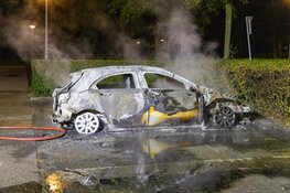 Auto in brand vlakbij sporthal in Beverwijk