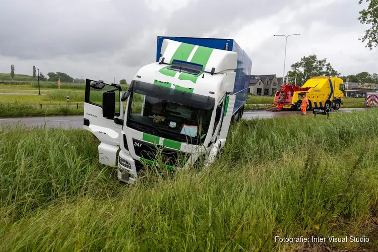 Vrachtwagen van de weg in Beverwijk