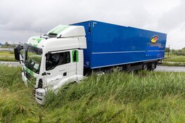 Vrachtwagen van de weg in Beverwijk