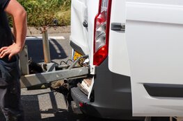 Auto tegen bestelbus en aanhanger gereden in Beverwijk