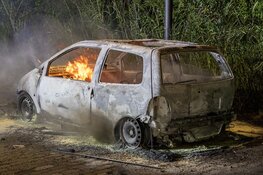 Auto uitgebrand op parkeerterrein achter bioscoop in Beverwijk