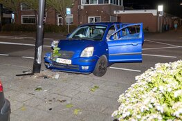 Auto tegen lantaarnpaal gereden in Beverwijk