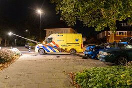 Auto tegen lantaarnpaal en geparkeerde auto's gereden in Beverwijk