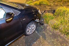 Automobilist rijdt rechtdoor op rotonde in Beverwijk