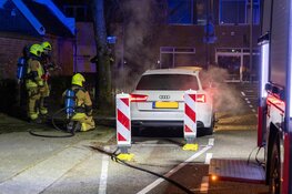Auto fors beschadigd door brand in Beverwijk