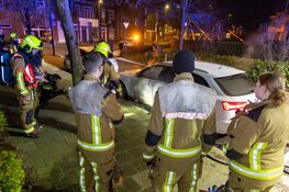 Auto fors beschadigd door brand in Beverwijk
