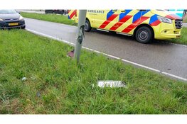 Automobiliste botst tegen lantaarnpaal in Beverwijk