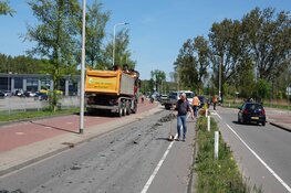 Parallelweg tijdelijk afgesloten geweest nadat vrachtwagen lading klei verliest