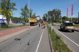 Parallelweg tijdelijk afgesloten geweest nadat vrachtwagen lading klei verliest