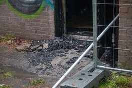 Houten platen van leegstaand poppodium in brand gestoken