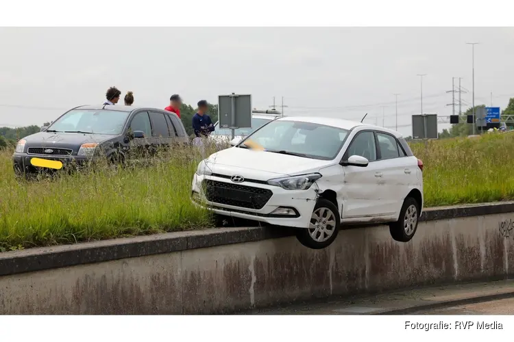 Automobilist ramt vangrail en auto op A9 en komt half boven tunnel tot stilstand