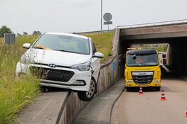 Automobilist ramt vangrail en auto op A9 en komt half boven tunnel tot stilstand