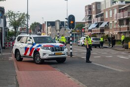 Aanrijding tussen auto en elektrische step, slachtoffer met spoed naar ziekenhuis