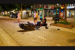 Twee scooterrijders gewond na forse aanrijding in Beverwijk