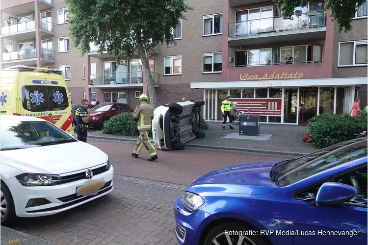 Auto slaat over de kop in Beverwijk