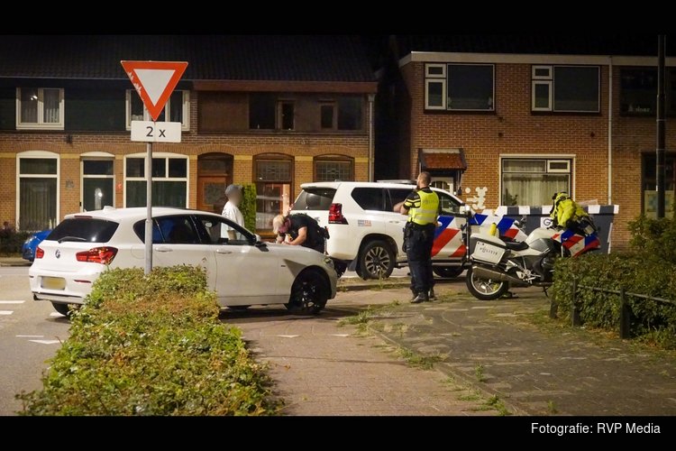 Motoragent in botsing met automobilist op kruising Beverwijk
