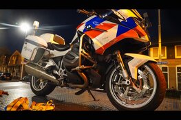 Motoragent in botsing met automobilist op kruising Beverwijk