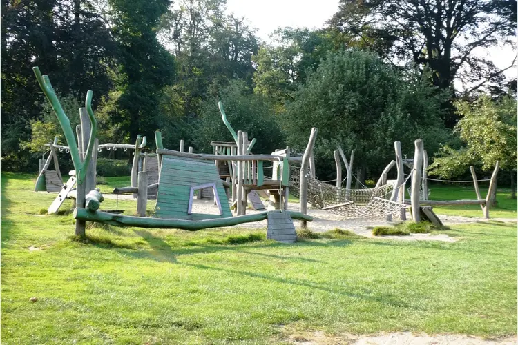Vervuilde grond wordt weggehaald bij speeltuin